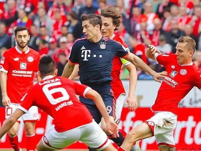 赛后德甲焦点战，阿贾克斯内部沟通，压力陡增，身体对抗强度拉满的简单介绍