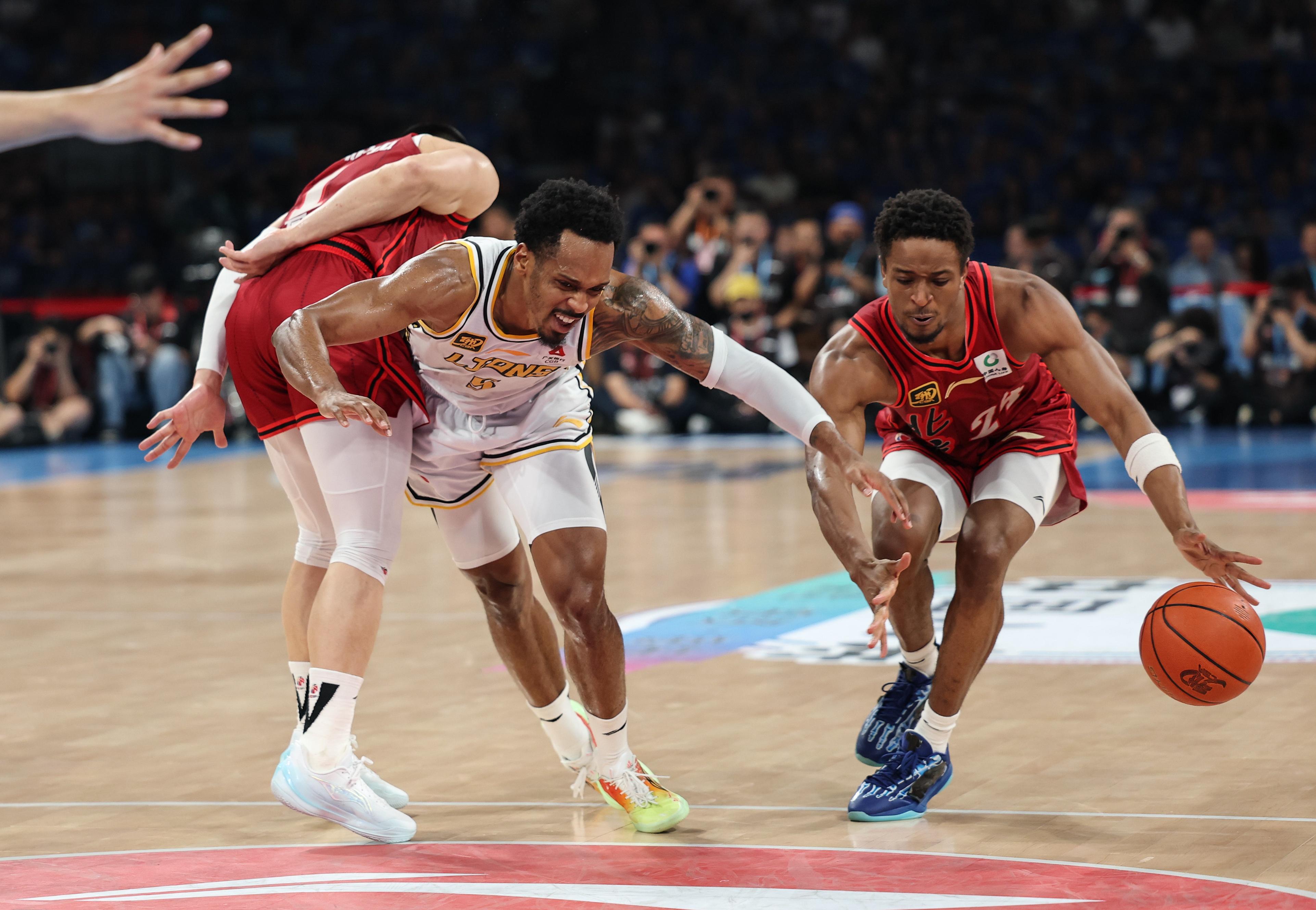 包含冲刺阶段体能课后，费城76人复出首秀备战CBA常规赛，压力陡增，训练强度明显提升的词条